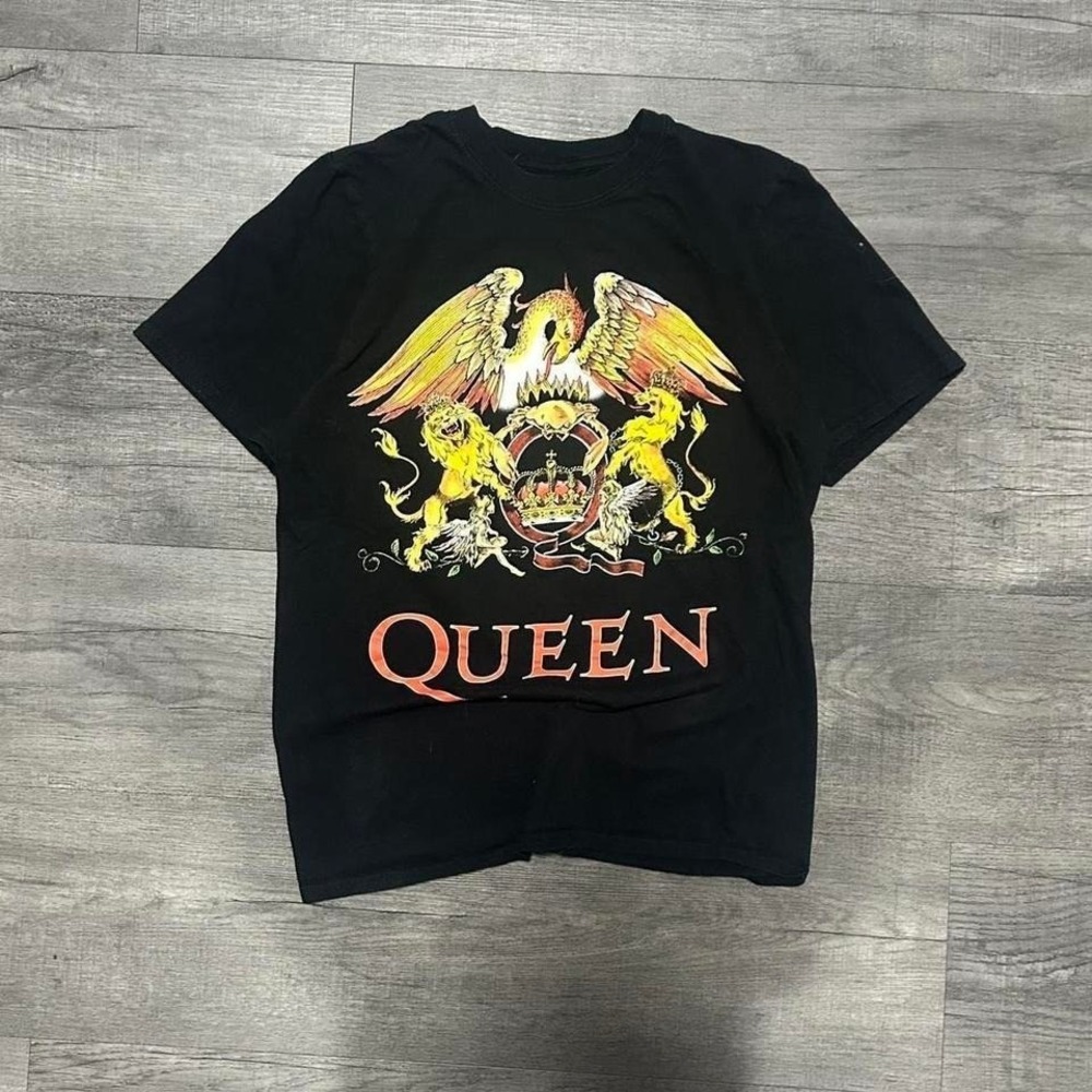 Black and red y2k skater emo Queen band tee #QueenBand #RockTee Size S